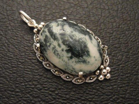 Cabochon Baumachat Silber Medaillon Anhänger von Juwelier Harnisch mit einem ovalen, grün-schwarzen Cabochonstein, umgeben von filigraner Silberverzierung.