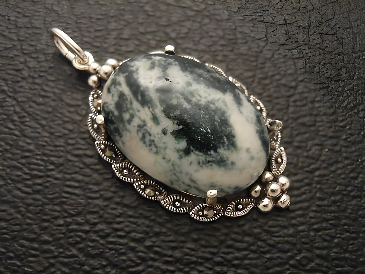 Cabochon Baumachat Silber Medaillon Anhänger von Juwelier Harnisch mit einem ovalen, grün-schwarzen Cabochonstein, umgeben von filigraner Silberverzierung.