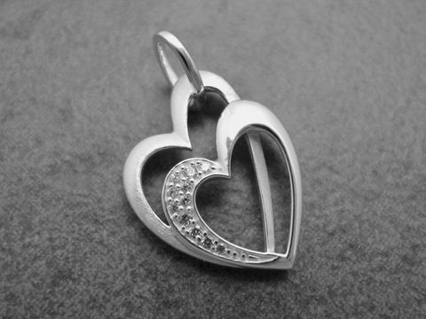 Silber Anhänger in Herzform mit Zirkonia in weiss, romantisches Design, Hersteller: Juwelier Harnisch, Perlen & Steine. Ideal für besondere Anlässe oder als Geschenk.