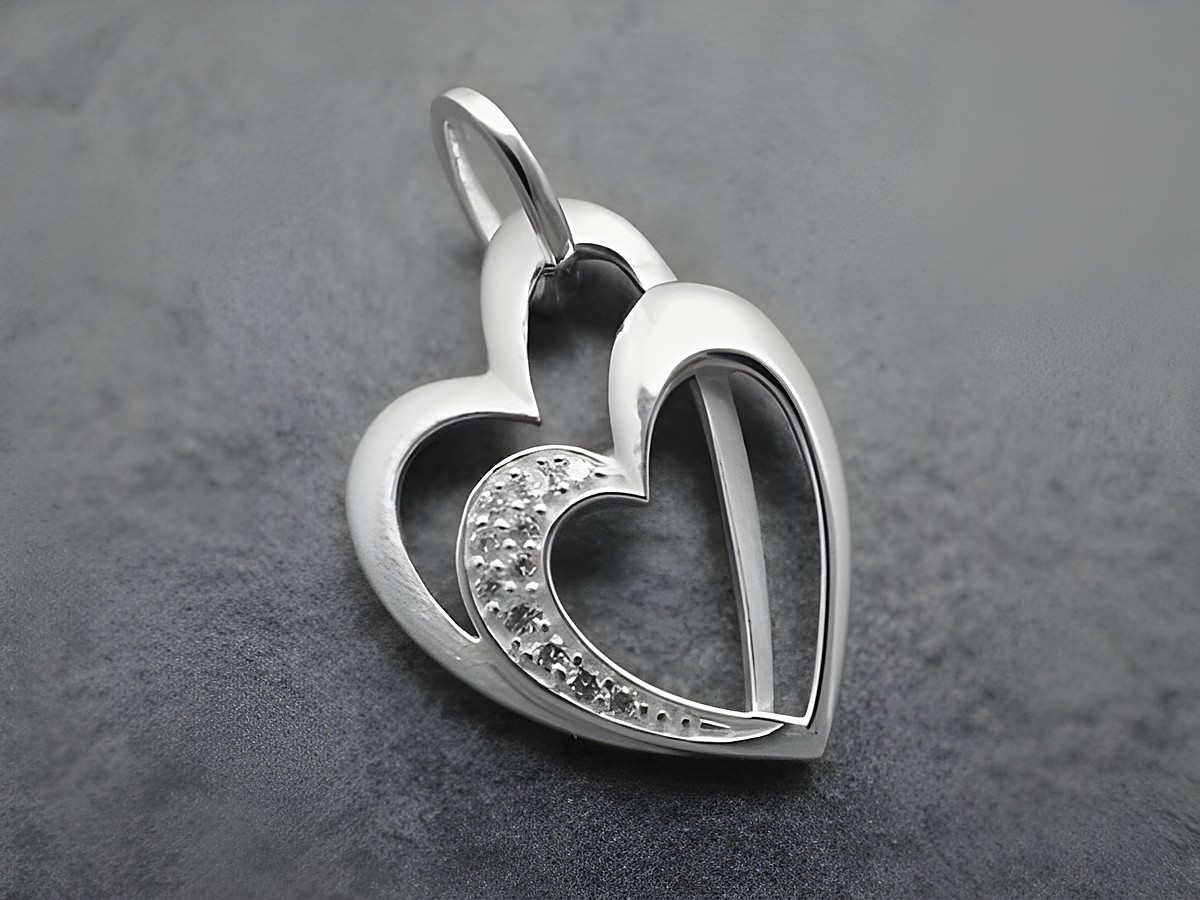 Silber Anhänger in Herzform mit Zirkonia in weiss, romantisches Design, Hersteller: Juwelier Harnisch, Perlen & Steine. Ideal für besondere Anlässe oder als Geschenk.