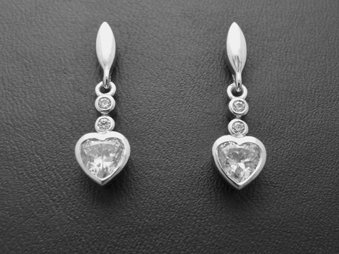 Silber Ohrstecker Ohrringe Herz Zirkonia weiss zauberhaft Hersteller Juwelier Harnisch Ohrhänger mit Stein elegante Schmuckstücke für jeden Anlass.