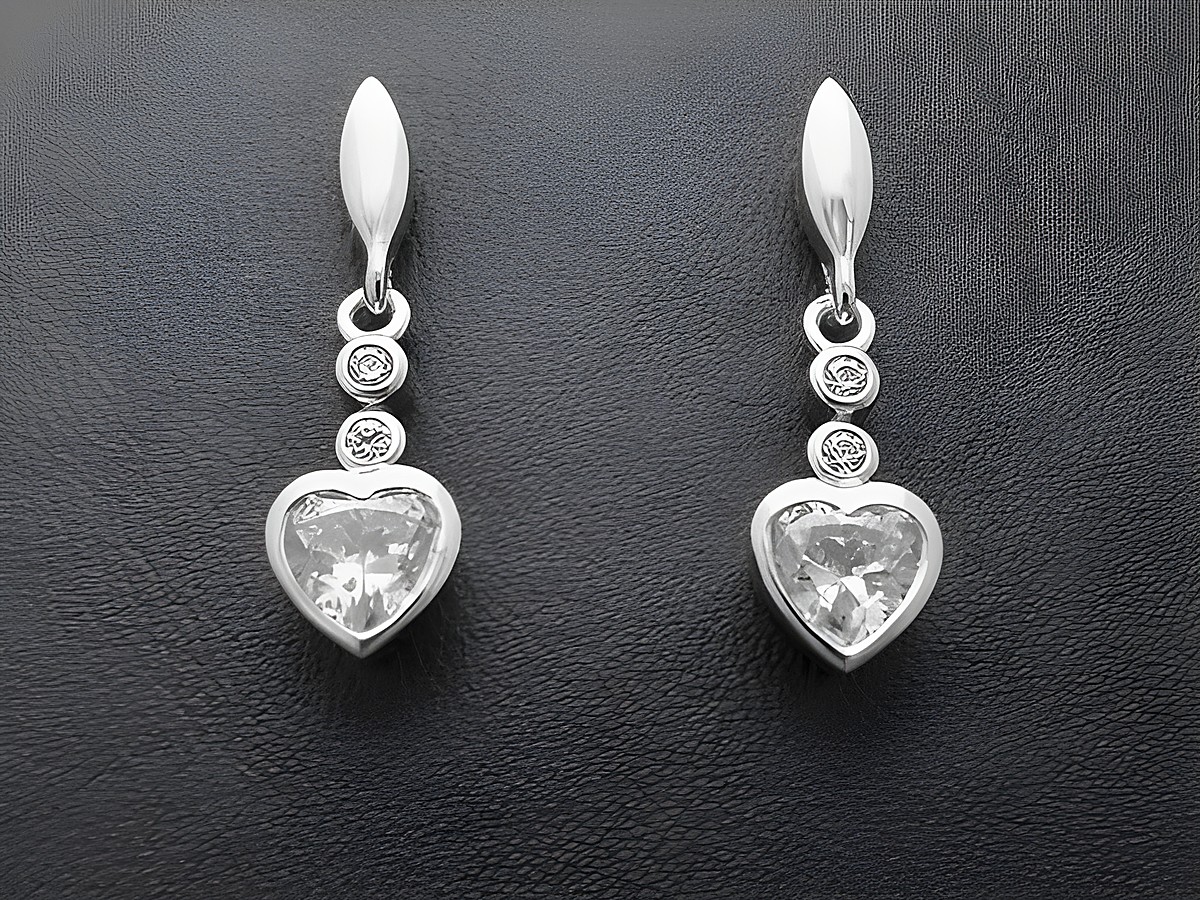 Silber Ohrstecker Ohrringe Herz Zirkonia weiss zauberhaft Hersteller Juwelier Harnisch Ohrhänger mit Stein elegante Schmuckstücke für jeden Anlass.