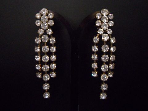 Glamouröse goldfarbene Strass Ohrclips von Juwelier Harnisch mit eleganten hängenden Verzierungen und funkelndem Design, ideal für besondere Anlässe und stilvolle Outfits.