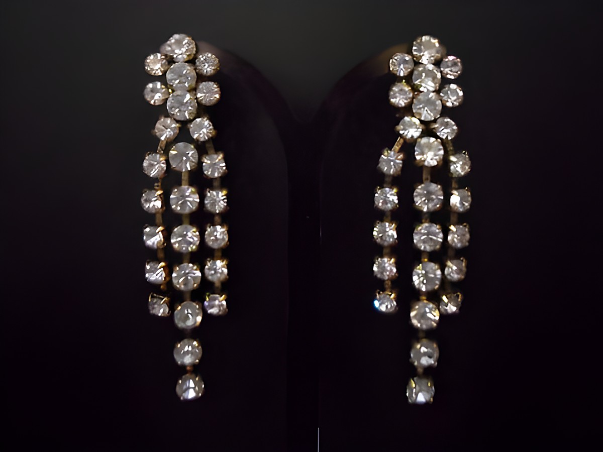 Glamouröse goldfarbene Strass Ohrclips von Juwelier Harnisch mit eleganten hängenden Verzierungen und funkelndem Design, ideal für besondere Anlässe und stilvolle Outfits.