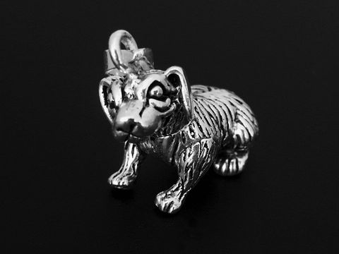 Silber Anhänger in Form eines Hündchens, detailliert gestaltet, Hersteller Juwelier Harnisch, ideal für Tierliebhaber und Schmuckenthusiasten.
