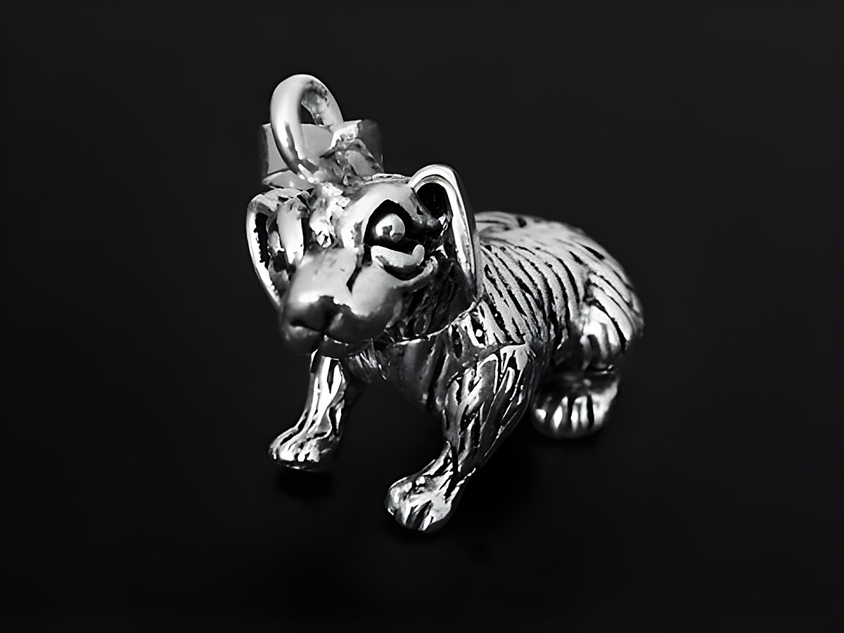 Silber Anhänger in Form eines Hündchens, detailliert gestaltet, Hersteller Juwelier Harnisch, ideal für Tierliebhaber und Schmuckenthusiasten.