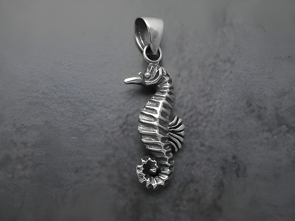 Silberner Anhänger in Form eines Seepferdchens, detailliert und elegant gearbeitet, ideal für Tierliebhaber, hergestellt von Juwelier Harnisch.