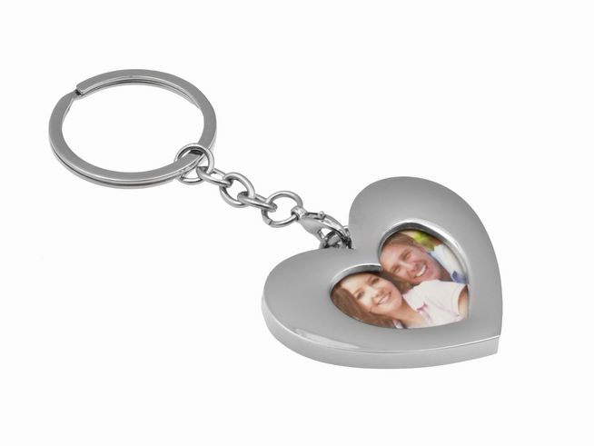 Schlüsselanhänger in Herzform aus Edelstahl mit Medaillon für Fotos, Länge 11,5 cm, ideal für Gravuren, hergestellt von Juwelier Harnisch.
