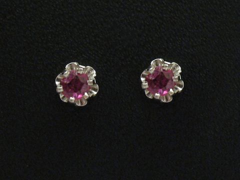 Weißgold Ohrstecker mit wunderschönen Rubin Ohrringen vom Juwelier Harnisch, filigran gestaltet, ideal für elegante Anlässe.