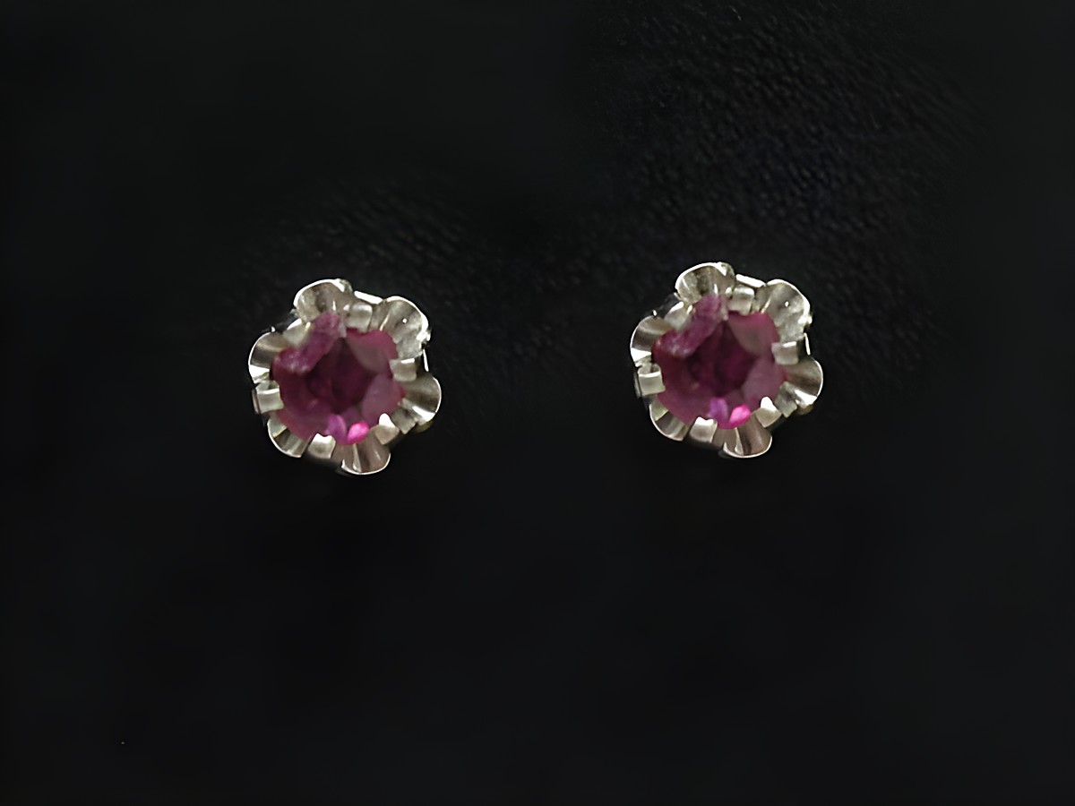 Weißgold Ohrstecker mit wunderschönen Rubin Ohrringen vom Juwelier Harnisch, filigran gestaltet, ideal für elegante Anlässe.
