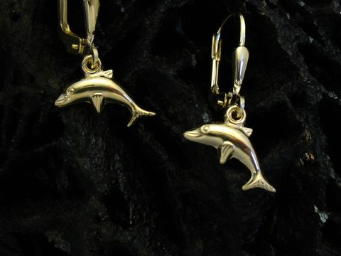 Polierte, plastische Delfin-Ohrringe aus Gold für Kinder vom Hersteller Juwelier Harnisch. Die Ohrringe sind liebevoll gestaltet und perfekt für kleine Meeresliebhaber.