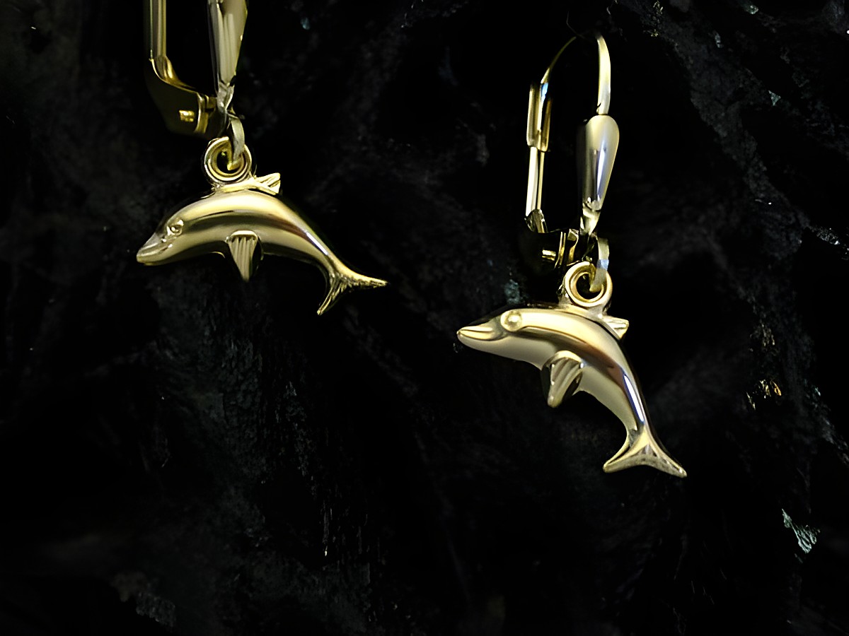 Polierte, plastische Delfin-Ohrringe aus Gold für Kinder vom Hersteller Juwelier Harnisch. Die Ohrringe sind liebevoll gestaltet und perfekt für kleine Meeresliebhaber.