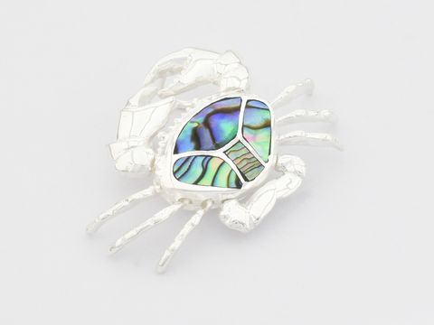 Anhänger Krebs aus Sterling Silber mit schillerndem Perlmutt, gefertigt vom Juwelier Harnisch, ideal für Tierliebhaber.