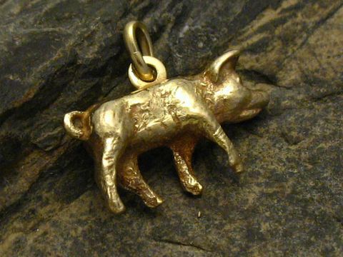 Wildschwein massiv vollplastisch Anhänger aus Gold 333, gefertigt von Juwelier Harnisch, detaillierte Darstellung eines Wildschweins, ideal als Schmuckstück für Tierliebhaber.
