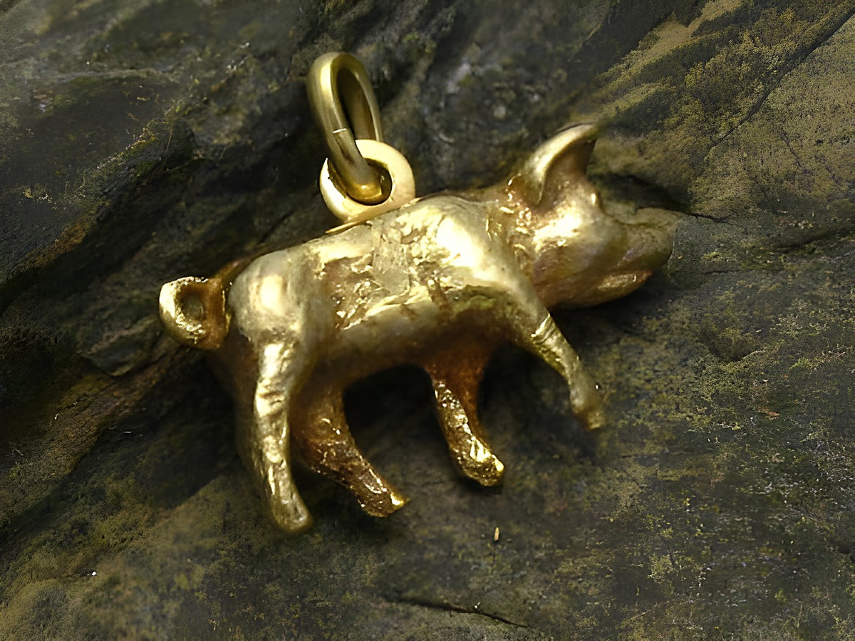 Wildschwein massiv vollplastisch Anhänger aus Gold 333, gefertigt von Juwelier Harnisch, detaillierte Darstellung eines Wildschweins, ideal als Schmuckstück für Tierliebhaber.
