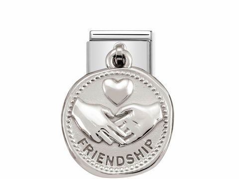 433180404-0 Das Bild zeigt einen silbernen Charm von Nomination mit der Aufschrift FRIENDSHIP und einer Darstellung von zwei Händen, die sich halten, umgeben von einer Herz-Illustration.