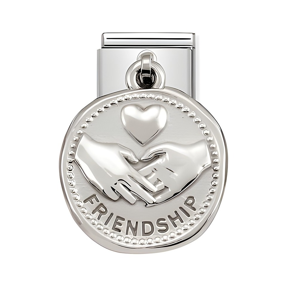 Das Bild zeigt einen silbernen Charm von Nomination mit der Aufschrift FRIENDSHIP und einer Darstellung von zwei Händen, die sich halten, umgeben von einer Herz-Illustration.