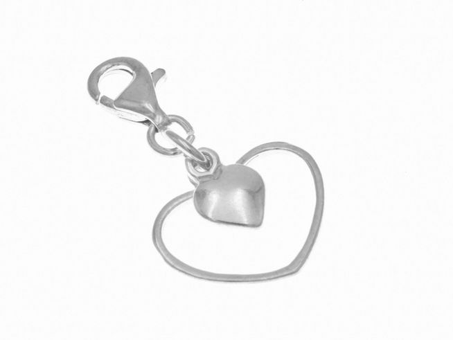 Charmanhänger in Sterling Silber, poliert, mit einem Doppelherz-Design. Hersteller Juwelier Harnisch, ideal für persönliche Schmuckstücke.
