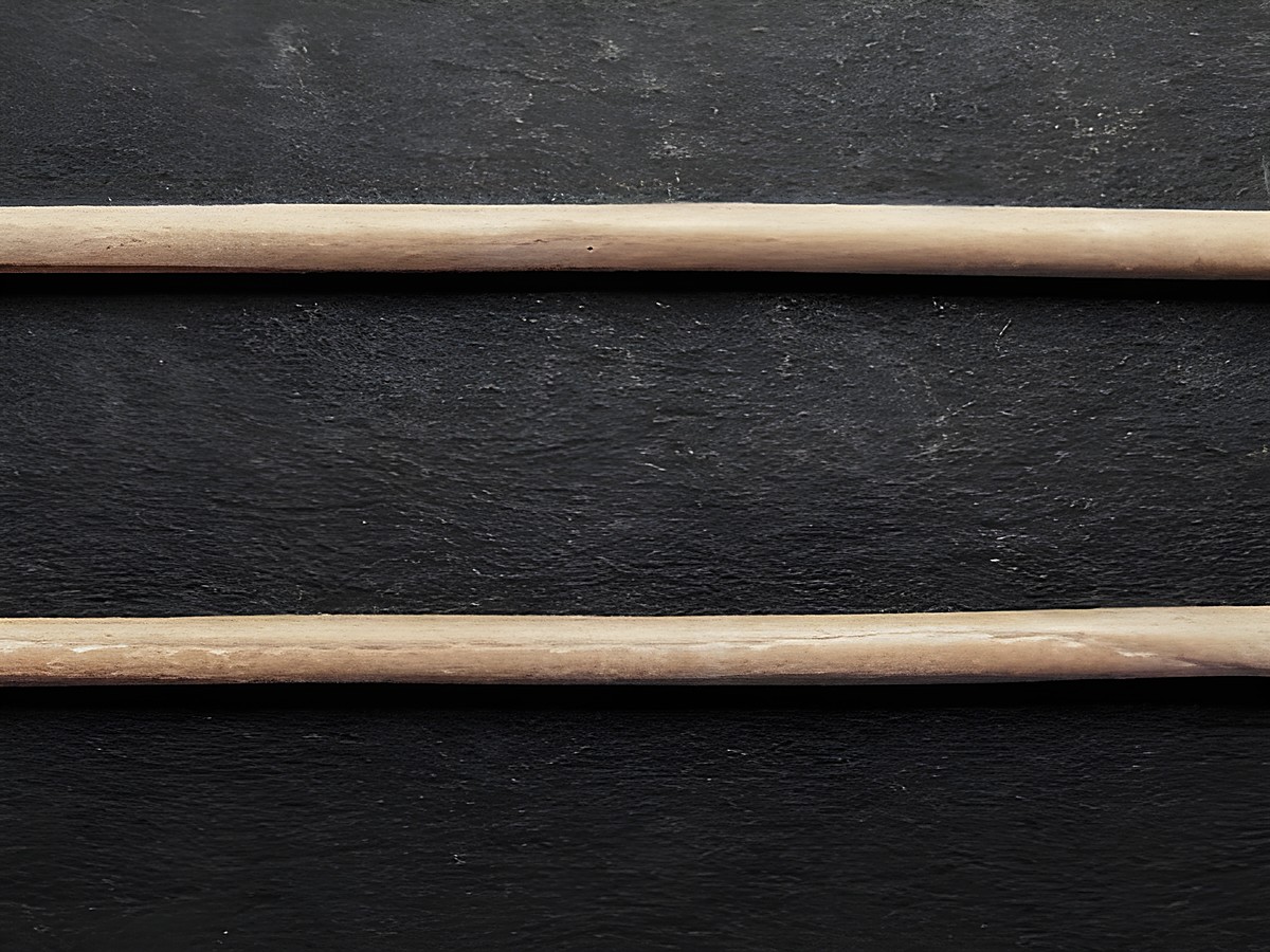 Kette aus hellbraunem Ziegenleder, ca. 100 cm lang und 1,2 mm dick, hergestellt von Juwelier Harnisch, geeignet als Lederband für Schmuck.