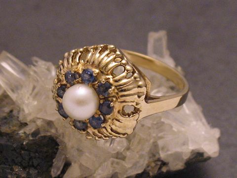 Goldring in königlichem Design aus Gold 333 mit Safiren und Zuchtperle, Größe 55,5, Hersteller: Juwelier Harnisch, bis Größe 56/18.