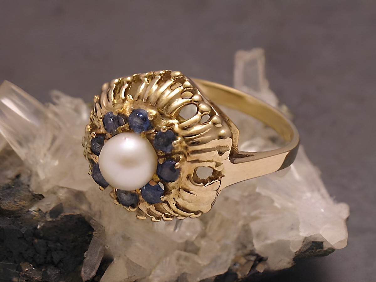 Goldring in königlichem Design aus Gold 333 mit Safiren und Zuchtperle, Größe 55,5, Hersteller: Juwelier Harnisch, bis Größe 56/18.