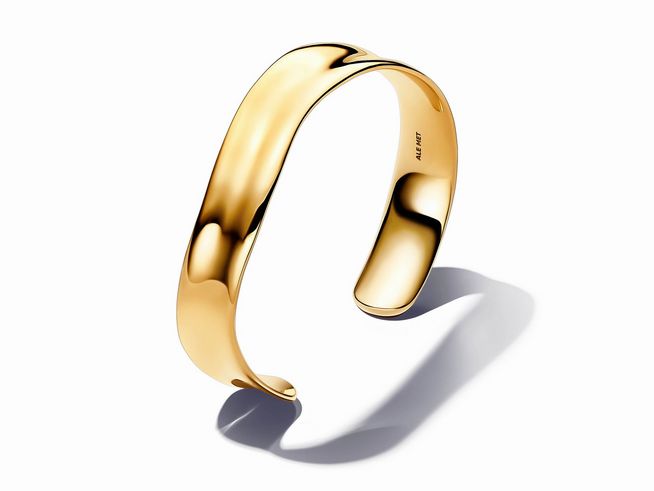 Der breite offene Armreifen von Pandora in gelbgold vergoldet hat eine organische Form und besticht durch seine elegante, glänzende Oberfläche. Ideal für jeden Anlass.