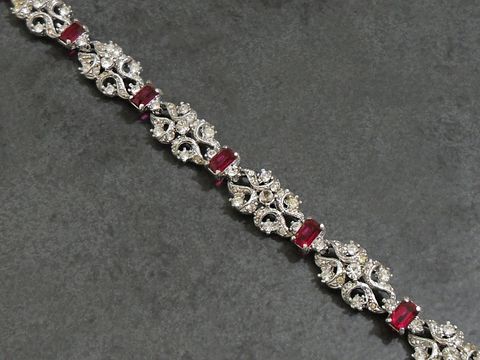 Schmuckstück Strass Armband elegant in rubinrot, 19 cm lang, silberfarben, mit funkelnden Details und hochglänzenden Oberflächen, hergestellt von Juwelier Harnisch.