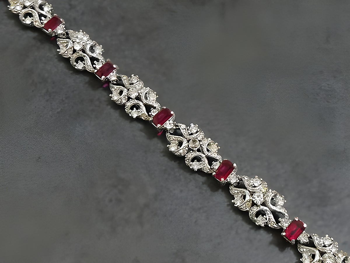 Schmuckstück Strass Armband elegant in rubinrot, 19 cm lang, silberfarben, mit funkelnden Details und hochglänzenden Oberflächen, hergestellt von Juwelier Harnisch.