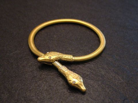 Schlangen Y Armband gut vergoldet 17 cm -City- weiß, Hersteller: Juwelier Harnisch, Schlangen, elegantes Design mit detailreich gestalteten Schlangenköpfen.