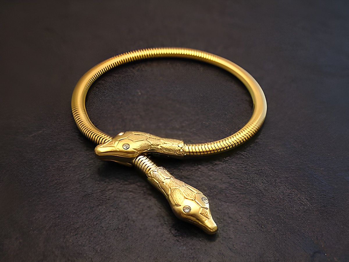 Schlangen Y Armband gut vergoldet 17 cm -City- weiß, Hersteller: Juwelier Harnisch, Schlangen, elegantes Design mit detailreich gestalteten Schlangenköpfen.