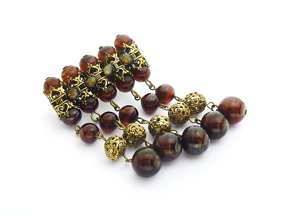 Braune Damen Brosche im Sexy City Look aus Modeschmuck mit verschiedenen goldfarbenen und braunen Perlen, entworfen von Juwelier Harnisch. Perfekt als modisches Accessoire.