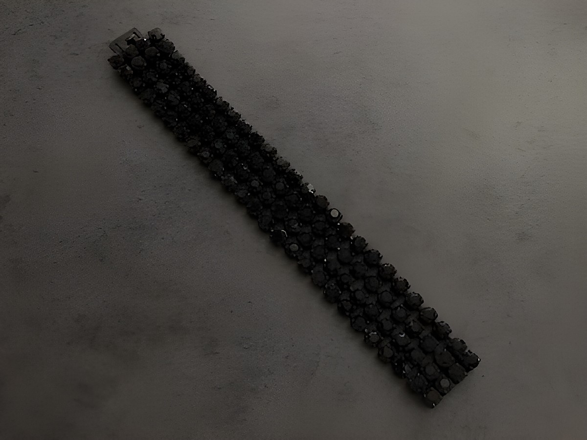 Schwarz pompöses Strass Armband von Juwelier Harnisch mit einer Länge von 18 cm, elegant und schick, ideal für besondere Anlässe, perfekt als Accessoire für jeden Look. – Ansicht 2