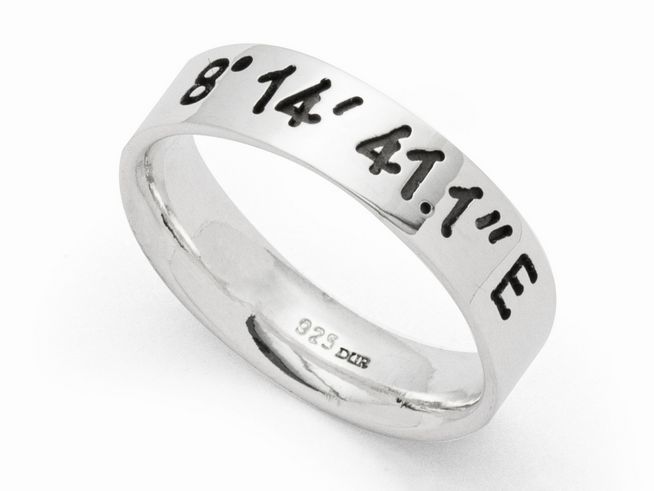 Ring aus rhodiniertem Sterling Silber mit einer gravierten Koordinateninschrift, Größe 52, Hersteller DUR. Elegantes Design für den individuellen Lieblingsort.