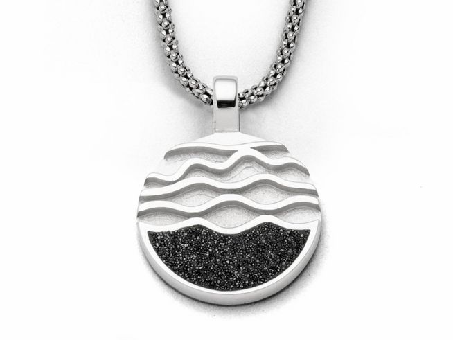 Eleganter DUR Anhänger in Form einer Sonne mit Wellenmuster, aus hochwertigem Sterling Silber, mit schwarzem unterlegtem Bereich, ideal für strandliebende Schmuckfans.