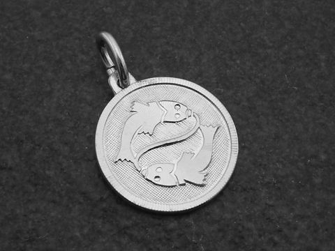 Silber Anhänger rund 3D mit dem Sternzeichen Fische, hergestellt von Juwelier Harnisch, zeigt zwei stilisierte Fische in einem kreisförmigen Design.