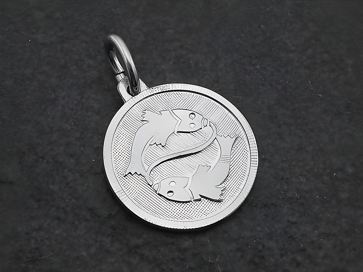 Silber Anhänger rund 3D mit dem Sternzeichen Fische, hergestellt von Juwelier Harnisch, zeigt zwei stilisierte Fische in einem kreisförmigen Design.