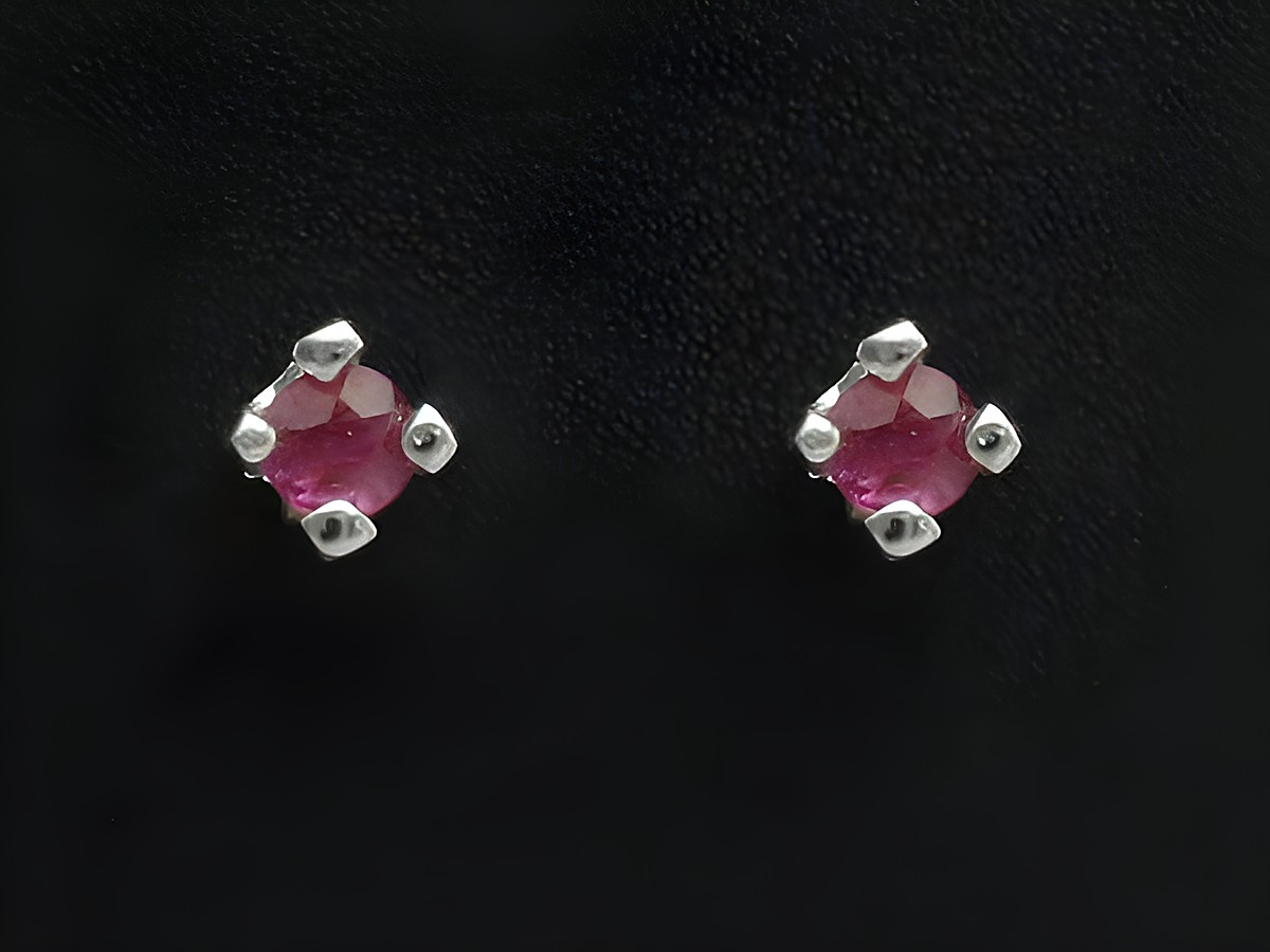 Weißgold Ohrstecker 585 filigran mit Rubin Ohrringe, Hersteller Juwelier Harnisch, elegantes Design, ideal für besondere Anlässe oder den täglichen Gebrauch.