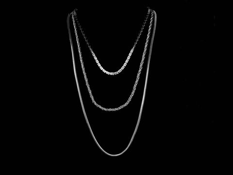 Dreireihige versilberte Kette im Schlangen- und Kordelmuster mit einer Länge von 91 cm, perfekt für stilvolle Akzente und vielseitige Kombinationen, Hersteller Juwelier Harnisch.