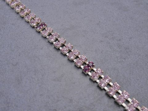 Zierliches Strass Armband in Fuchsia-Lila mit glitzerndem Strassschmuck, 18 cm lang, hergestellt von Juwelier Harnisch, ideal für elegante Anlässe.
