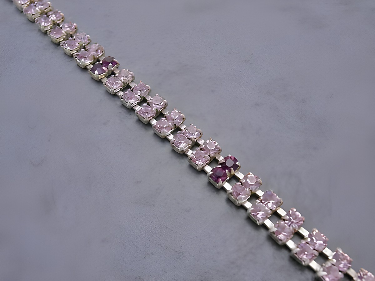 Zierliches Strass Armband in Fuchsia-Lila mit glitzerndem Strassschmuck, 18 cm lang, hergestellt von Juwelier Harnisch, ideal für elegante Anlässe.