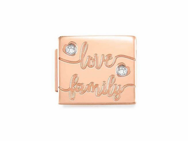 Edelstahl Charm von Nomination in Roségold PVD beschichtet mit der Gravur love family und zwei Cubic Zirconia Steinen. Ideal für eine persönliche Schmuckkollektion.