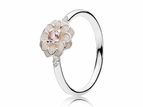 Blühende Dahlie Ring von Pandora aus Silber mit Emaille und einem pinkfarbenen Stein. Größe 50. Ein elegantes Schmuckstück mit floralem Design.