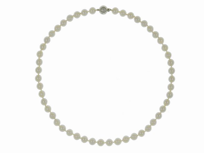 Perlenkette mit Akoya-Zuchtperlen in Weiß, Durchmesser 8-8,5 mm, Länge 46 cm, klassisches Design, Hersteller Juwelier Harnisch.