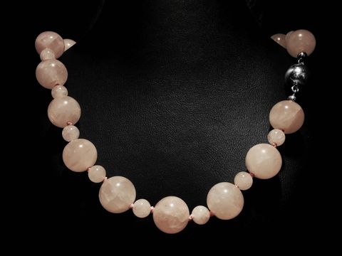 Kette aus Rosenquarz mit silbernem Magnetverschluss, rosa Perlen in verschiedenen Größen, Länge 47 cm, Hersteller Juwelier Harnisch, ideal für den eleganten Look.