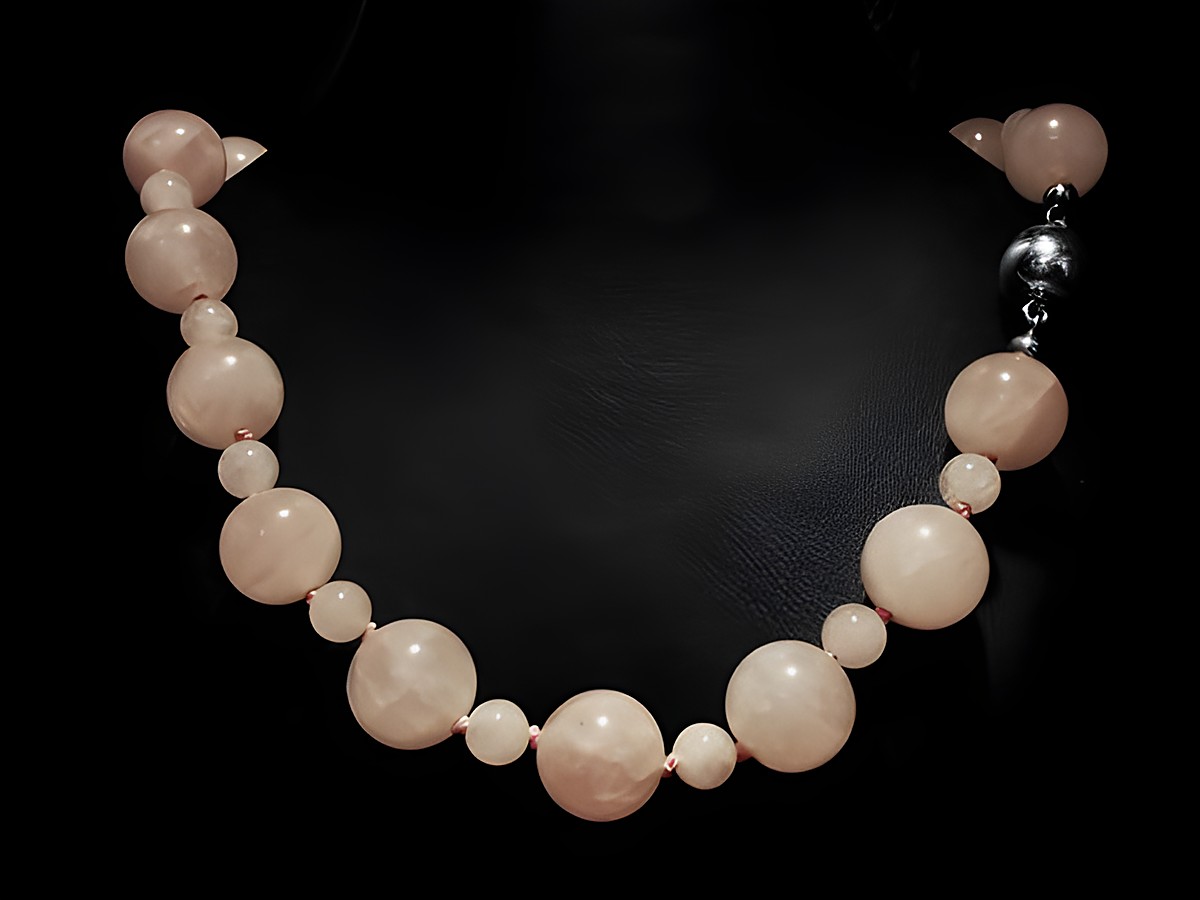 Kette aus Rosenquarz mit silbernem Magnetverschluss, rosa Perlen in verschiedenen Größen, Länge 47 cm, Hersteller Juwelier Harnisch, ideal für den eleganten Look.