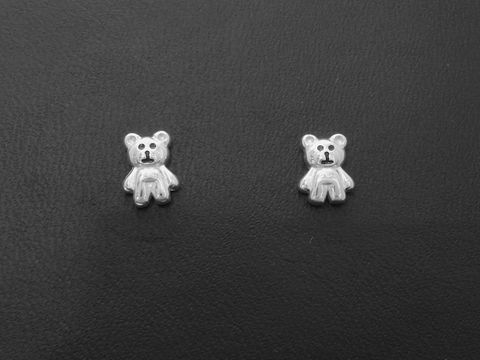 Silber Ohrringe in Form eines Teddy Bärs mit lackschwarzem Hintergrund, hergestellt von Juwelier Harnisch, ideal für Kinder.