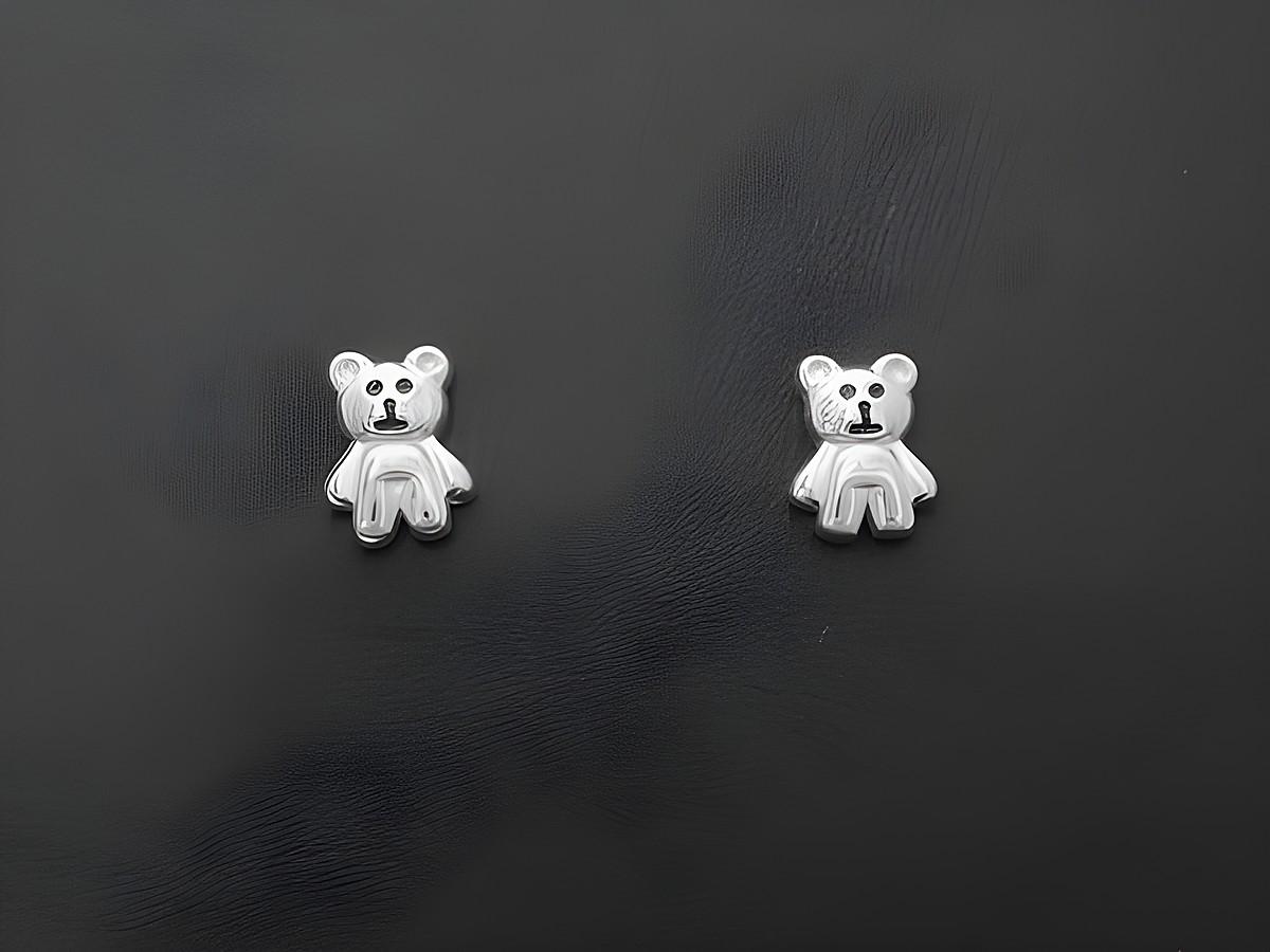 Silber Ohrringe in Form eines Teddy Bärs mit lackschwarzem Hintergrund, hergestellt von Juwelier Harnisch, ideal für Kinder.