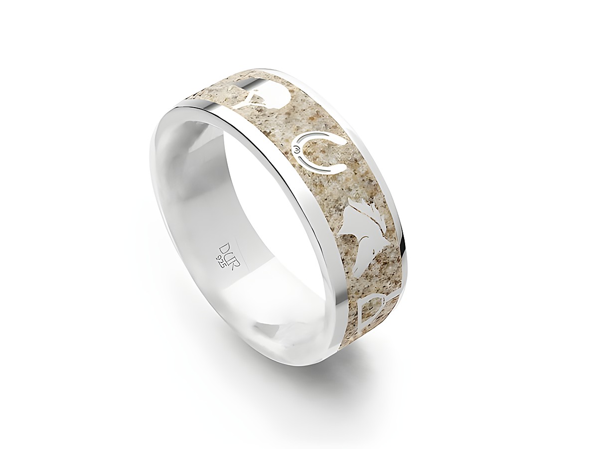 Ring von DUR mit dem Namen Pferdeglück aus rhodiniertem Sterling Silber in Größe 52, verziert mit Strandsand und Motiven wie Pferden und Hufeisen.