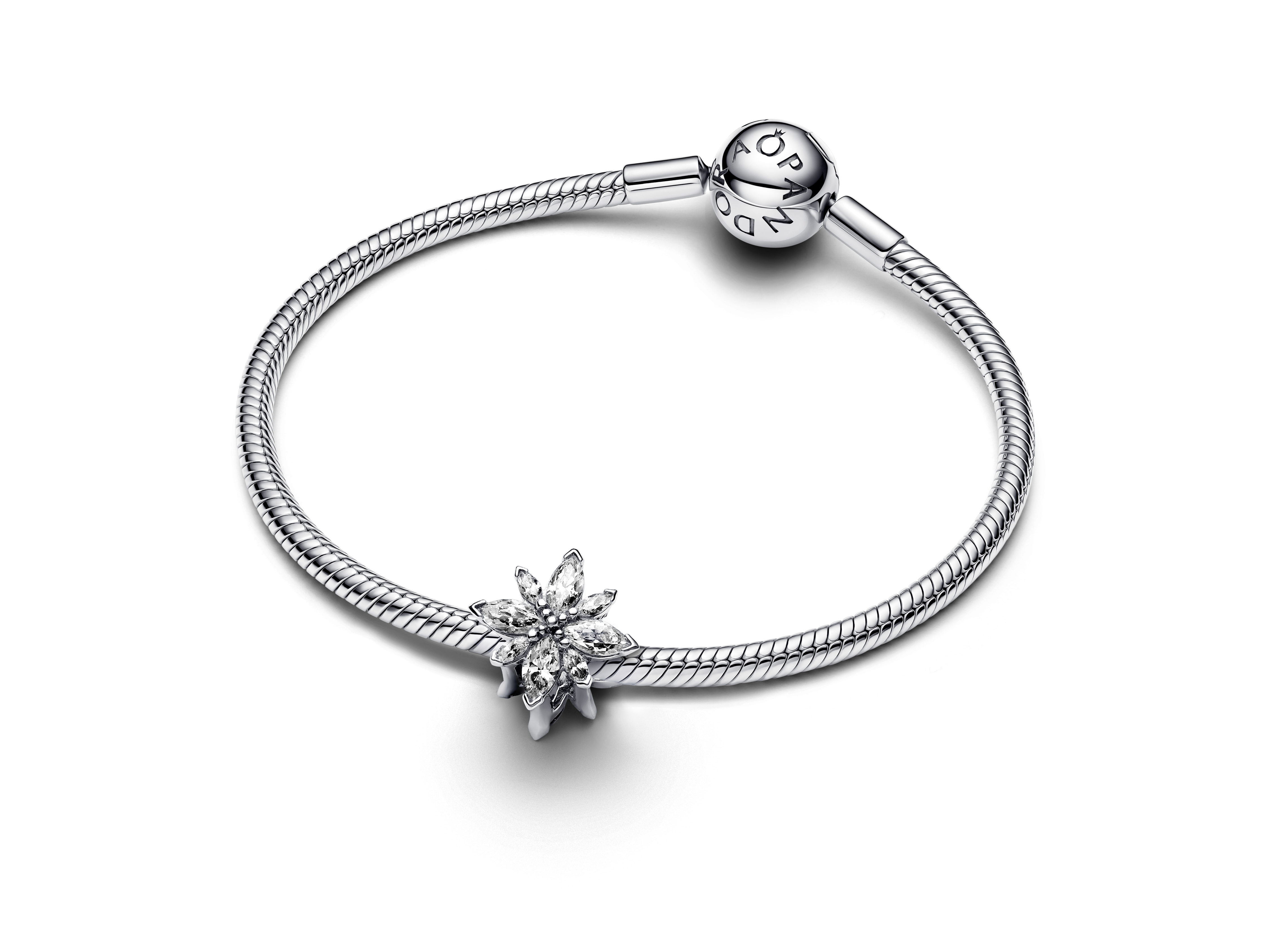 Pandora charm 793591C01 Stern-Anhänger aus Silber mit klarem Zirkonia auf silbernem Armband, elegant und funkelnd, ideal für Schmuckliebhaber.