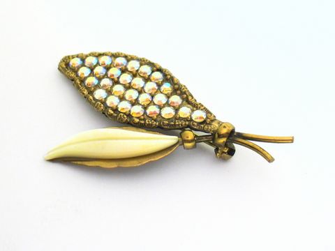 60286-0 Damen Brosche - Wunderschön - weiß - NEU - retro, Hersteller: Juwelier Harnisch, Broschen - Modeschmuck, die Brosche zeigt ein blattförmiges Design mit funkelnden Strasssteinen.